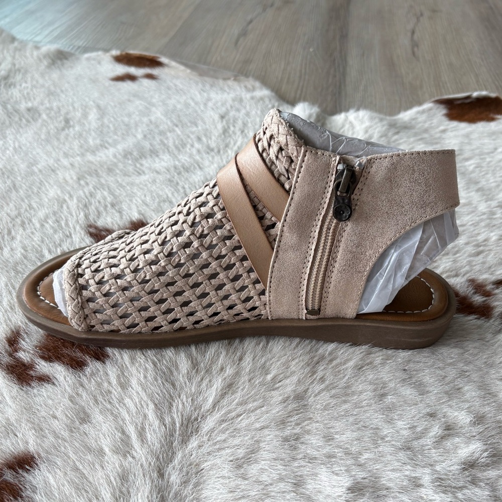 New! Blowfish Malibu Beige Woven Sandals with Dual Buckle Straps - Picture 3 of 4